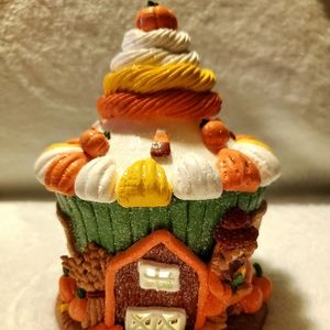 🚫SOLD🚫Illuminated Halloween Cupcake House by Valerie Parr Hill QVC NWOT